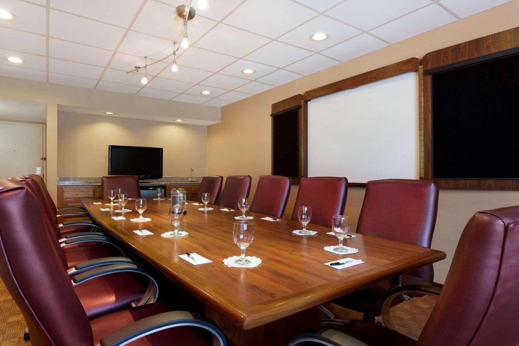 Radisson Akron-fairlawn Copley 3*